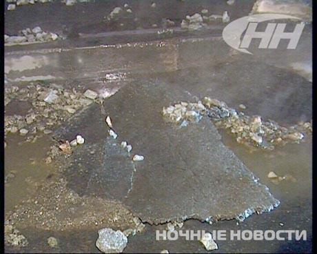 В Екатеринбурге ночью прорвало трубу: фонтан горячей воды раскидывал куски асфальта, калеча припаркованные машины. Работники аварийной службы все объяснили: «Не ваше дело»